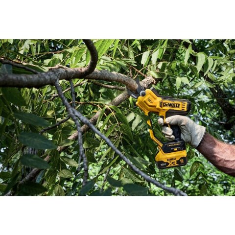 AKUMULATOROWY SEKATOR DO GAŁĘZI 18V XR 1*5.0AH DEWALT AKUMULATOROWY SEKATOR DO GAŁĘZI 18V XR 1*5.0AH DEWALT