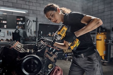 AKUMULATOROWY KLUCZ UDAROWY 1/2' XR 18V 2*5.0 AH 812 NM DEWALT